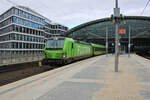 Eine MRCE 193 in Flixtrain Beklebung verlässt Berlin Hbf mit dem FLX 1236 nach Stuttgart Hbf.