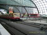 Diese beiden S-Bahn-Triebzge standen am 21.07.06 im Berliner Hbf. 