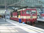 371 003 am 21.07.06 im Berliner Hauptbahnof. Sie brachte einen Berlin-Warschau-Express in die Hauptstadt.
