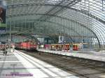 Bahnhofshalle des Berliner Hauptbahnhof. Auf der Stadtbahn unterwegs sind 112 185 mit einem Doppelstock-RE und eine S-Bahn der BR481.


Berlin Hauptbahnhof
25.06.2006