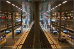 Tageslicht und künstliches Licht -     Blick über die untere Bahnsteigebene des Berliner Hauptbahnhofes.