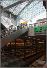 Tageslicht / Kunstlicht -     Vom Glasdach bis zu den Tunnelbahnsteigen reicht hier der Blick durch die offenen Ebenen des Berliner Hauptbahnhofes.