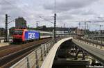 Anti-Atomkraft-Demo in Berlin!: SBB Re482 027-0 mit ausgestrahlt-Sonderzug-Sd (DPE 36581 Basel Badischer Bhf - Berlin Hbf) erreicht als Dritter im Bunde sein Ziel und wird von der Berliner Sonne begrt (Berlin Hbf 18.09.10)