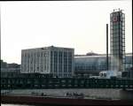 Berlin Hbf, ex Lehrter Bahnhof. 21.Mai 2011
Das Hotel wurde nach der Fertigstellung des Bahnhofs erbaut. Ist das nicht schrecklich?
