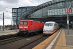 Hier links 114 027-6 mit einem RE1 von Berlin Charlottenburg nach Frankfurt(Oder) und rechts 401 056-7  Heppenheim/Bergstraße  als ICE691 von Berlin Ostbahnhof nach Stuttgart Hbf., diese beiden Züge