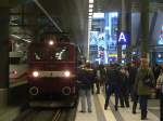 211 001-3 war eine der vielen ausgestellten historischen Loks. 27.5.06, Berlin Hauptbahnhof