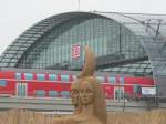 Interessante Blicke - auch auf den Hauptbahnhof - ergeben sich whrend der Sandsation in Berlin (www.sandsation.de, bis 16.7.2006).
