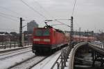 Hier 143 556-9 mit einer RB14 (RB18917) von Nauen nach Berlin Schönefeld Flughafen, bei der Ausfahrt am 15.12.2012 aus Berlin Hbf. 