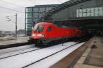 Hier 182 012 mit einem RE1 (RE18113) von Magdeburg Hbf. nach Frankfurt(Oder), bei der Ausfahrt am 15.12.2012 aus Berlin Hbf. 