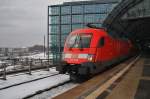 Hier 182 009 mit einem RE1 (RE18179) von Brandenburg Hbf. nach Fürstenwalde(Spree), bei der Ausfahrt am 15.12.2012 aus Berlin Hbf. 