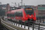 Hier 442 327-3 als RE7 (RE18724) von Dessau Hbf. nach Wünsdorf-Waldstadt, bei der Ausfahrt am 15.12.2012 aus Berlin Hbf. 