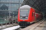 Hier ein RE2 (RE37370) von der Hansestadt Wismar nach Cottbus, bei der Ausfahrt am 15.12.2012 aus Berlin Hbf.