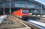 Hier 143 574-2 mit einer RB14 (RB18919) von Nauen nach Berlin Schönefeld Flughafen, bei der Ausfahrt am 26.1.2013 aus Berlin Hbf.