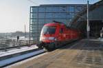 Hier 182 004 mit einem RE1 (RE18179) von Brandenburg Hbf. nach Frankfurt(Oder), bei der Ausfahrt am 26.1.2013 aus Berlin Hbf. 