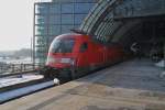 Hier 182 006 mit einem RE1 (RE18181) von Brandenburg Hbf. nach Frankfurt(Oder), bei der Ausfahrt am 26.1.2013 aus Berlin Hbf. 