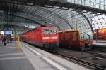 Hier links 143 058-6 mit einer RB14 (RB18918) von Berlin Schnefeld Flughafen nach Nauen und rechts 481 237-6 als S5 von Berlin Spandau nach Hoppegarten, diese beiden Zge stand am 16.2.2013 in Berlin