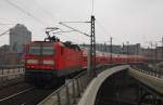 Hier 143 306-9 mit einer RB14 (RB18917) von Nauen nach Berlin Schönefeld Flughafen, bei der Ausfahrt am 16.2.2013 aus Berlin Hbf.