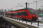 Hier 442 144 und 442 326 als RE7 (RE18718) von Dessau Hbf. nach Wünsdorf-Waldstadt, bei der Ausfahrt am 10.3.2013 aus Berlin Hbf. 