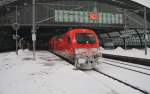 Hier 182 006 mit einem RE1 (RE18115) von Magdeburg Hbf. nach Frankfurt(Oder), bei der Ausfahrt am 10.3.2013 aus Berlin Hbf. 