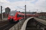 Hier 442 323-2 und 442 635-9 als RB14 (RB18921) von Nauen nach Berlin Schönefeld Flughafen, bei der Ausfahrt am 1.5.2013 aus Berlin Hbf. 