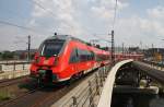 Hier 442 633-4 und 442 320-8 als RB14 (RB18919) von Nauen nach Berlin Schönefeld Flughafen, bei der Ausfahrt am 26.7.2013 aus Berlin Hbf.