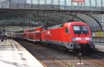 Hier 182 008 mit einem RE1 (RE18126) von Frankfurt(Oder) nach Magdeburg Hbf., bei der Einfahrt am 27.7.2013 in Berlin Hbf.