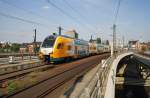 Hier 445 100-1 als RE2 (RE37375) von Cottbus nach Wismar, bei der Einfahrt am 27.7.2013 in Berlin Hbf. 