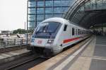 Hier IC2431 von Emden Auenhafen nach Berlin Ostbahnhof, bei der Ausfahrt am 27.7.2013 aus Berlin Hbf.