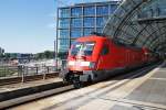 Hier 182 002 mit einem RE1 (RE18111) von Magdeburg Hbf. nach Frankfurt(Oder), bei der Ausfahrt am 17.8.2013 aus Berlin Hbf.