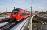 Hier 442 825-6 als RB14 (RB18923) von Nauen nach Berlin Schönefeld Flughafen, bei der Ausfahrt am 1.2.2014 aus Berlin Hbf.