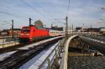 Hier 101 072-7 mit IC142 von Berlin Ostbahnhof nach Amsterdam Centraal, bei der Einfahrt am 1.2.2014 in Berlin Hbf.