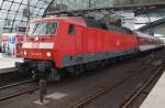 Mit genau 6h Verspätung erreicht 120 145-8 mit dem CNL1246  Capella  von München Ost nach Berlin Lichtenberg am 6.9.2014 den Berlin Hauptbahnhof.