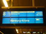 Der Zugzielanzeiger fr den InterCityExpress 1510 von Mnchen Hbf nach Hamburg-Altona, am Berliner Hbf, hier  wandert  gerade die Zusatzinfo ber den Anzeiger, das besagter Zug ca.