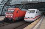 Hier links 101 068-5 mit IC141 von Amsterdam Centraal nach Berlin Ostbahnhof und rechts 401 065-8 als ICE691 nach Ulm Hbf., diese beiden Züge standen am 6.4.2015 in Berlin Hbf.