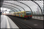 Eine der wenigen S-Bahnen mit Werbefläche war am 24.4.2016 auf der S 75 in Berlin unterwegs. Hier fährt der Zug mit der Werbeseite nach Wartenberg in den HBF Berlin ein.