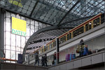 Unter Glas -

S-Bahnzug unter gläsernen Kreuzgewölbe im Berliner Hauptbahnhof.

23.02.2016 (M)