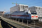 146 559-0 drückt ihren IC2431  Borkum  von Emden Außenhafen nach Cottbus am 13.5.2016 aus dem Berliner Hauptbahnhof.