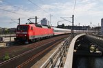 120 133-4 und 120 110-2 verkehren am 13.5.2016 mit dem IC1991 von Berlin Ostbahnhof nach Frankfurt(Main) Hauptbahnhof im Sandwich, hier fahren sie gerade in den Berliner Hauptbahnhof ein.
