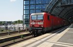 143 002-4 ist mit der RB14 (RB18919)  Airport-Express  von Nauen nach Berlin Schönefeld Flughafen unterwegs, am Mittag des 13.5.2016 wird gerade der Berliner Hauptbahnhof verlassen.