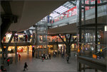 Die Züge sind immer irgendwie präsent -

Durch die Öffnungen zur oberen und unteren Bahnsteigebene im Berliner Hauptbahnhof hat man von allen Ebenen aus immer das Gefühl in einem Bahnhof zu sein. Man sieht die Züge und hört das Ein- und Ausfahren. Dadurch wird der Charakter eines reinen Einkaufszentrums vermieden, was solche Bahnhöfe in gewisser Weise auch immer darstellen. Viele finden den Bahnhof allerdings unübersichtlich, vor allem wenn zwischen den Bahnsteigebenen umgestiegen werden muss. Mir gefällt die luftige Architektur ganz gut.

29.02.2016 (M)