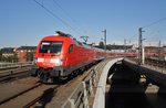 182 005 fährt am 13.5.2016 mit IRE4272 von Berlin Ostbahnhof nach Hamburg Hbf. in Berlin Hbf. ein.