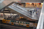 Über Treppen nach oben -

Blick in die untere Bahnsteigebene des Berliner Hauptbahnhofes. Großzügige Treppen schaufeln die Reisenden nach oben.

29.02.2016 (M)