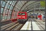 Auf Gleis 11 wartet 112 110 mit einem RE1 nach Frankfurt/Oder auf die Abfahrt. Aufgenommen am 26.03.2007 im Hauptbahnhof Berlin.