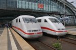 Treffen zwischen zwei ICE1 am 31.7.2016 im Berliner Hauptbahnhof. Links steht 401 052-6  Hanau  als ICE694 von Stuttgart Hauptbahnhof nach Berlin Ostbahnhof und rechts 401 056-7  Heppenheim/Bergstraße  als ICE691 von Berlin Ostbahnhof nach München Hauptbahnhof. 