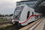 IC2431  Borkum  von Emden Außenhafen nach Cottbus macht sich am 31.7.2016 mit Schublok 146 575-6 in Berlin Hauptbahnhof auf den Weg.