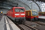 Treffen von 112 152-4 mit RE1 (RE18188) von Frankfurt(Oder) nach Brandenburg Hauptbahnhof und 481 075-0 als S5 von Berlin Spandau nach Berlin Warschauer Straße am 31.7.2016 im Berliner
