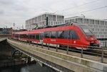 442 635-9 ist am 2.8.2016 zusammen mit 442 631-8  Oranienburg  als RB21 (RB18263) von Golm nach Berlin Friedrichstraße unterwegs, hier die Ausfahrt aus dem Berliner Hauptbahnhof.