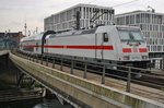 146 575-6 drückt am Abend des 2.8.2016 den IC2431  Borkum  von Emden Außenhafen nach Cottbus aus dem Berliner Hauptbahnhof.