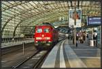 Die 234 144 des Betriebswerkes Halle (Saale) G steht mit dem EuroCity 44  Berlin-Warszawa-Express  von Warszawa Centralna nach Berlin Hauptbahnhof, im Zielbahnhof und wartet auf die Fahrt in das