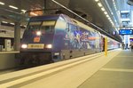 “Die Adler” 101 070-1 wartet im Untergeschoss den Berliner Hauptbahnhof mit EC371 nach Praha NL über Dresden.